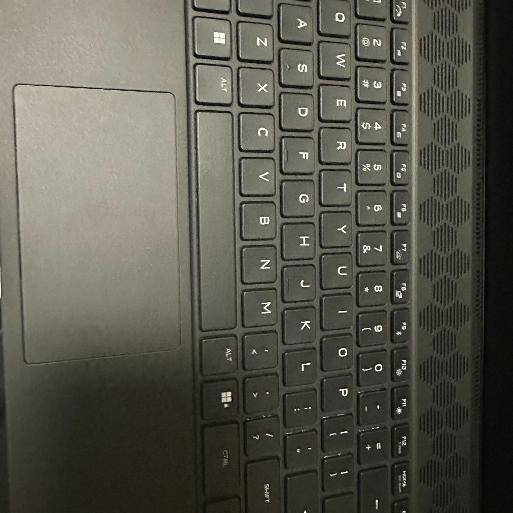 Alienware m15 R7 - Picture 2 of 9